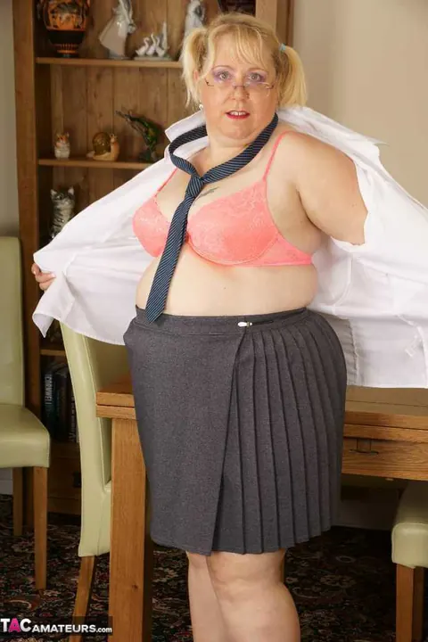 Lexie Cummings: British BBW in Glasses Strips Naked and Spreads Her Cheeks – photo 5 of 20