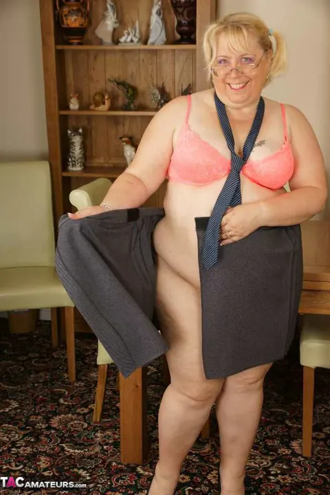 Lexie Cummings: British BBW in Glasses Strips Naked and Spreads Her Cheeks – photo 7 of 20