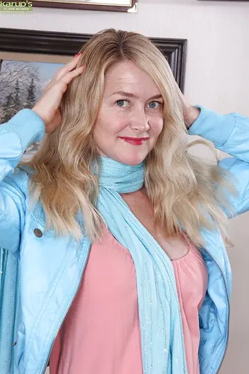 Eva Griffin – Thick Blonde MILF Pulls Panties Aside and Spreads Her Pussy