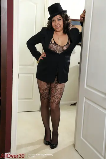 Curvy Latina MILF Strips Out of Her Lingerie