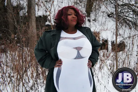 Curvy Ebony MILF Strips in the Snow – photo 1 of 10