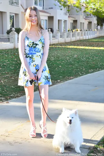 Amateur Lifts Her Dress and Shows Her Pussy Outdoors