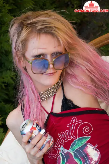 Tall Canadian Trans Woman Spreads Outdoors in Stockings