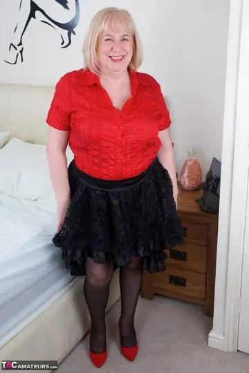 Speedy Bee – British BBW with Big Natural Tits Poses in Lingerie and Stockings on the Bed