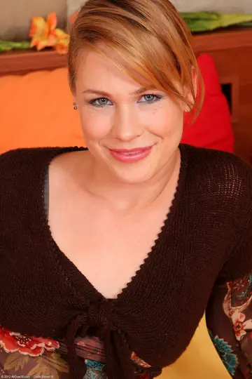 Laura King – Mature Hungarian Redhead Toys Her Pussy with Panties Aside