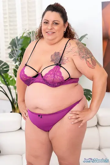 Lacy Bangs – Curvy Brunette MILF Peels Off Her Lingerie and Thong in Heels