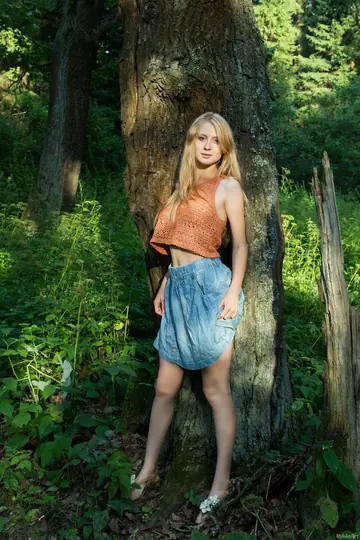 Daisy Gold – Tall Blonde Spreads Her Hairy Pussy in the Forest