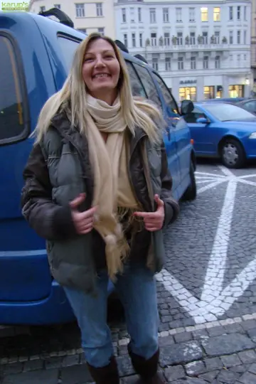 Vanessa Lovely – Mature Blonde MILF Strips Outdoors and Spreads Her Legs