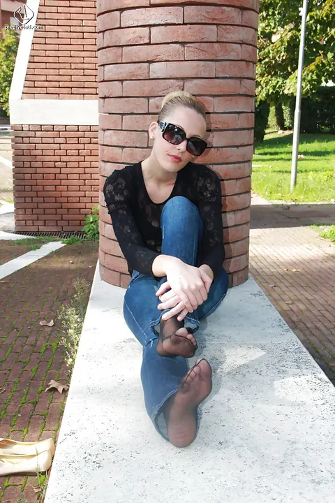 Short-Haired Babe Shows Her Feet in Jeans Outdoors – photo 11 of 16