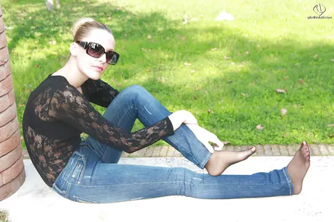 Short-Haired Babe Shows Her Feet in Jeans Outdoors – photo 12 of 16