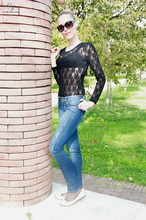 Short-Haired Babe Shows Her Feet in Jeans Outdoors – photo 3 of 16