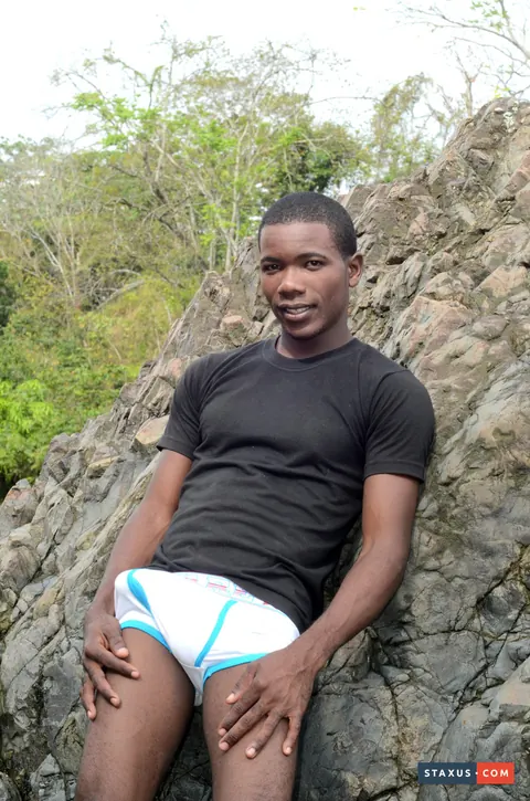 Black Man Kisses and Fucks His Partner Outdoors – photo 4 of 20