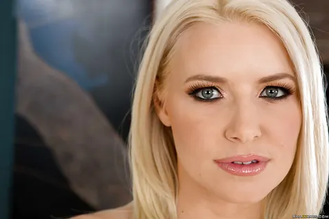 Anikka Albrite: Blonde PAWG in a Bikini and Heels Shows Off Her Big Ass – photo 3 of 16