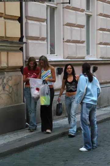 Klara Weselowska – Thick Brunette Lesbians Lick Pussy and Share a Dildo in a Group