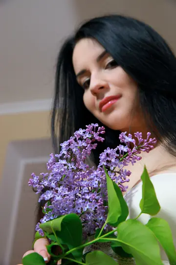 Lola Marron – Brunette Strips Nude and Poses with Her Natural Tits