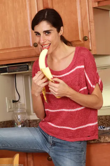 Violetta Storms – Tall Brunette MILF Strips and Masturbates in the Kitchen