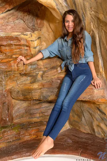Katrina Osuna – Petite Curly Latina Undresses Outdoors at the Spa