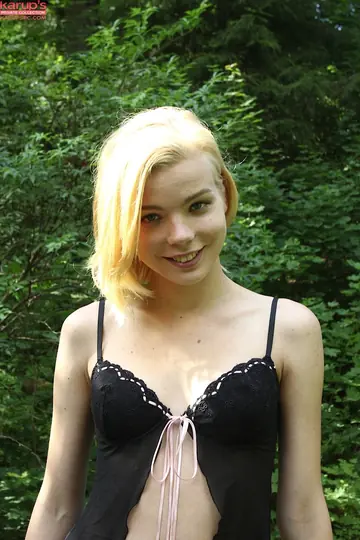 Sophia Kitten – European Blonde Spreads Her Pussy in the Forest
