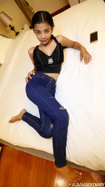 Petite Asian Babe Rides Her Partner Cowgirl in Jeans