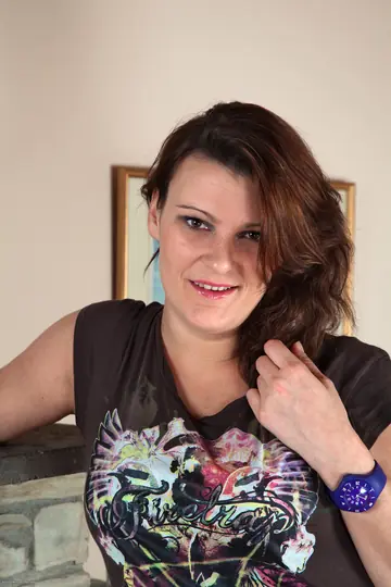 Ellie West – Thick Redhead MILF Pulls Aside Her Jeans and Spreads Her Hairy Pussy