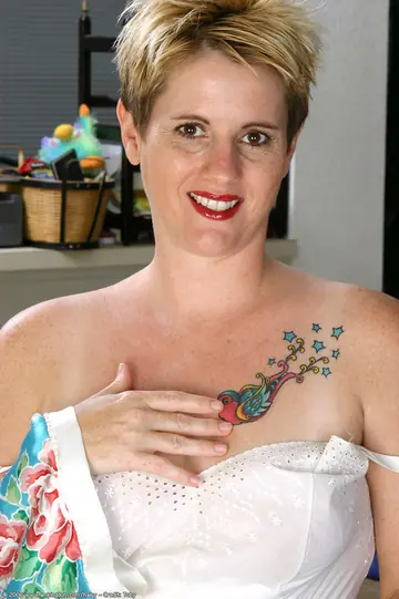 Short-Haired Woman Shows Her Hairy Bush