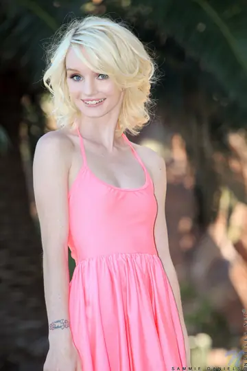 Sammie Daniels – Slim Blonde with Small Natural Tits Strips Out of Her Skirt Outside