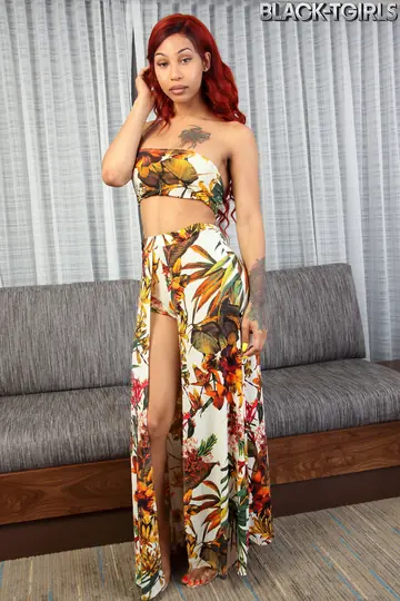 Trans Woman Pulls Top Down to Reveal Her Naked Body