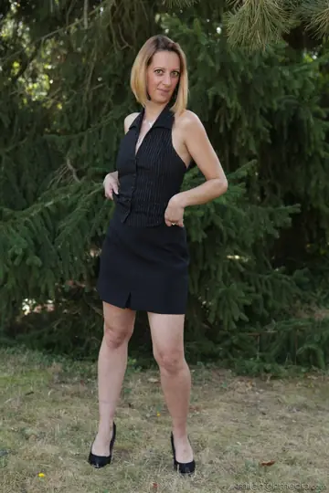 Louise Du Lac – French Blonde MILF Strips Outdoors and Fingers Her Shaved Pussy
