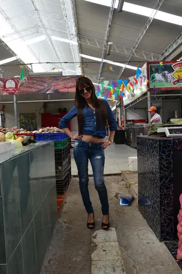 Karla Rivera – Colombian Brunette in Glasses Masturbates Outdoors