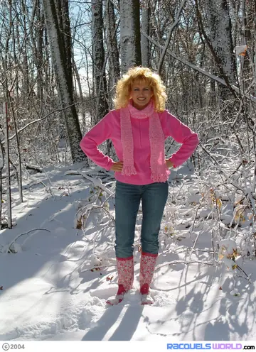 Racquel Devonshire – Thick Blonde MILF in Jeans Flashes Her Big Tits Outdoors in Snow