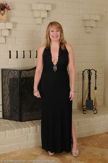 Catrina Costa – Mature Redhead BBW Undresses by the Fireplace and Spreads Her Pussy