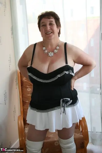 Kinky Carol – Mature British BBW Flashes Panties in Heels and Boots
