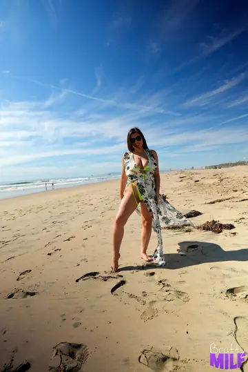 Ella Knox – Latina MILF in a Bikini and Glasses Sucks Cock on the Beach