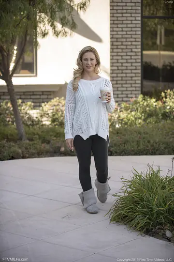 Cherie Deville – Thick Blonde MILF Strips Out of Her Yoga Pants Outdoors