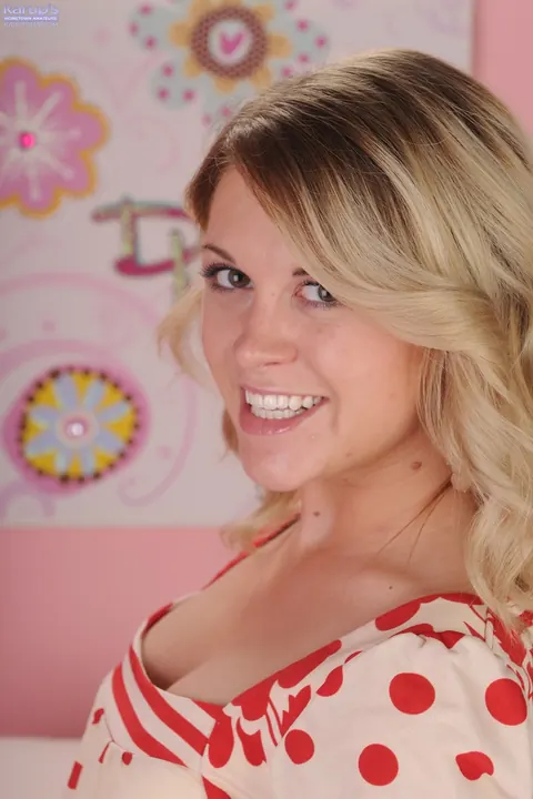 Hazel Love: Blonde Masturbates with a Dildo on the Bed – photo 3 of 21