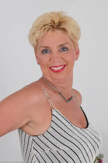 Taylor Lynn – Mature Blonde Strips Out of Her Dress and Shows Her Big Tits