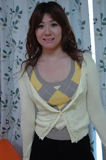Hitomi Fujiwara – Thick Japanese MILF in Lingerie and Pantyhose Spreads Her Hairy Pussy