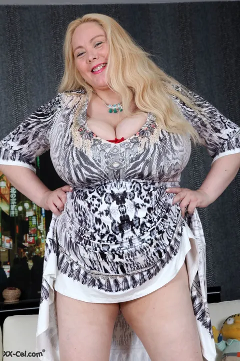 Curvy Blonde MILF Shows Off Her Huge Natural Tits While Clothed – photo 5 of 20
