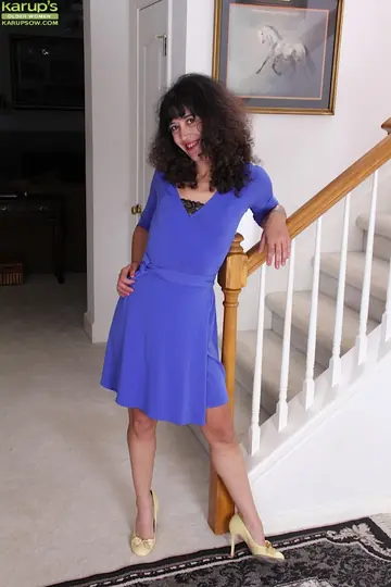 Ramona Jones – Slim Brunette MILF in Heels Fingers Her Hairy Pussy
