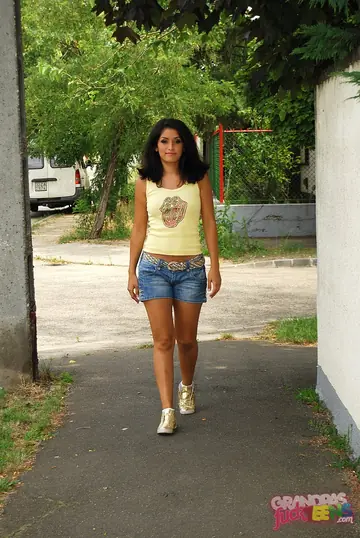Izabella De Cruz – Skinny Brunette Shows Her Big Ass and Fucks Outdoors