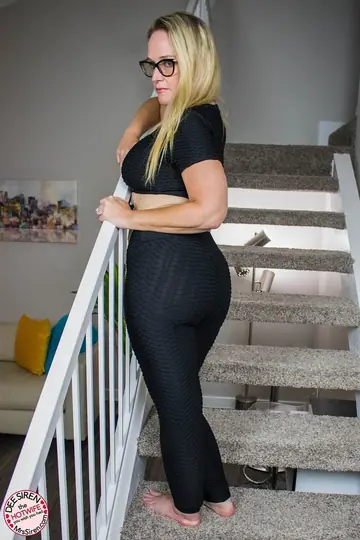 Dee Siren – Mature Curvy Blonde Spreads Her Legs in Tight Yoga Pants