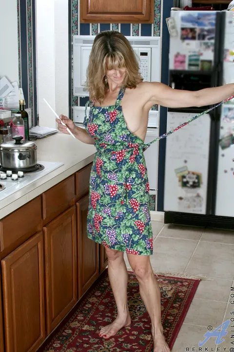 Thick MILF Drops Her Apron and Spreads on the Counter – photo 8 of 20