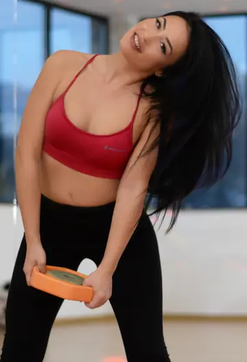 Julia Joy – Thick Brunette Strips Off Her Yoga Pants in the Gym