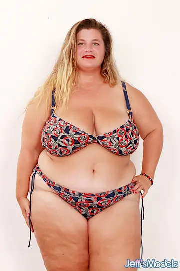 Haley Jane – Mature Blonde BBW Oils Her Huge Tits and Masturbates in a Bikini