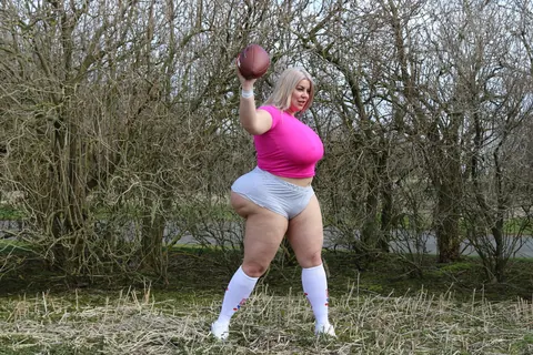 Natasha Crown: Curvy MILF Shows Off Her Big Ass Outdoors – photo 1 of 15