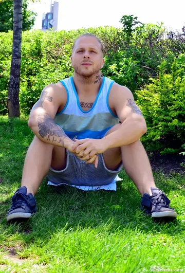 Thick Stud Shows His Bubble Butt and Gets Fucked