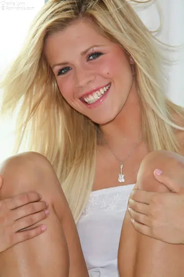 Charlie Lynn – Blonde Model Undresses to Show Her Natural Tits and Bare Her Feet