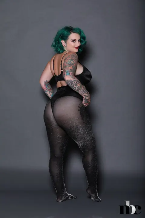 Galda Lou: Brunette BBW Pulls Her Pantyhose Aside and Spreads Wide – photo 4 of 21