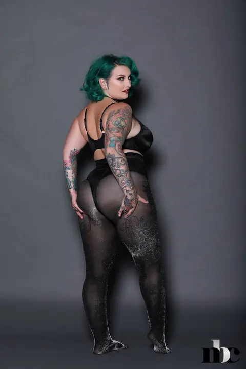 Galda Lou: Brunette BBW Pulls Her Pantyhose Aside and Spreads Wide – photo 5 of 21