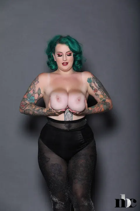 Galda Lou: Brunette BBW Pulls Her Pantyhose Aside and Spreads Wide – photo 13 of 21